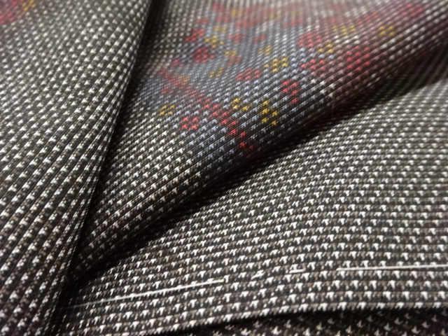  未使用品　仕立て上がり　亀甲模様織り出し本場泥大島紬着物(7マルキ)